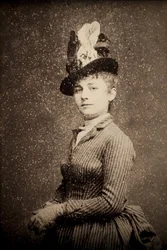 Camille Claudel (1864-1943). Fotografisk portræt omkring 1886 af Etienne Carjat (1828-1906). Bagside. Musée des Beaux-Arts de Poitiers (Frankrig).