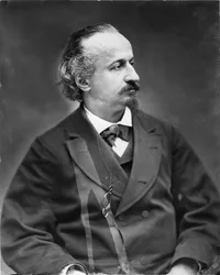 Selvportræt af fotografen, tegneren, journalisten og dramatikeren Etienne Carjat (1828-1906), som selv redigerede sit epitafium: "Her kommer Etienne Carjat, falsk maler, falsk digter, fotograghe". Originaltryk, det fotografiske værksteds fond Ro