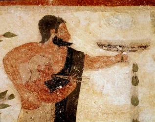 En skægget mand præsenterer en kop, nær ham en musiker (Detalje af fresco, 530 f.Kr.)