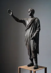 Aule Metele (Taleren), romersk taler - etruskisk bronzeskulptur, h: 179 cm, ca. 90-70 f.Kr., fra Pila, Italien - etruskisk civilisation: «Magistraten fra Perugia, Aulus Metellus, kaldet Taleren eller Arringatore» Bronzeskulptur