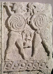 Detalje af en gravsten med to krigeres sten