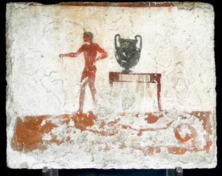 Etruskisk kunst: en ung nøgen efebe nær et bord, hvor en vase er placeret. Fresko af "dykkerens" grav. Fra Paestums sydlige kirkegård. 480-470 f.Kr. Museo Archeologico Nazionale, Paestum