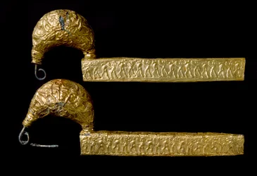 Etruskisk kunst: fibuler (stifter) i guld. 630 F.KR. Fra Licteur (Littore) graven en Vetulonia (eller Vetulonium). Dim. 21 cm Firenze, Museo Archeologico