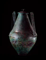 Etruskisk civilisation: bikonisk bronzevase med dobbelt håndtag og låg fra bronzetankens grav i Vulci, 680-670 f.Kr.