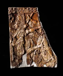 Etruskisk civilisation: elfenbensplade dekoreret af repræsentationen af Geryon - Fra tumulus af Montefortini, Comeana, Italien - 7. århundrede f.Kr. Dim 10x8,1 cm Firenze, Museo Archeologico, inv 194662