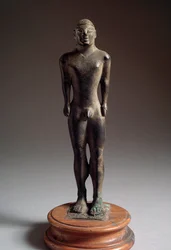 Etruskisk civilisation: "" kouros"" bronzeskulptur, fra Talamone, Italien, 540-530 f.Kr. Dim 21 cm