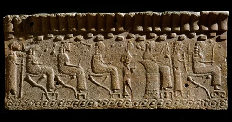 Etruskisk civilisation: terracotta frise prydet med lave relieffer af guddommelige og siddende dignitærer. 580 f.Kr. Dim. 24x54 cm. Fra Murlo Palace. Murlo, Antiquarium Comunale
