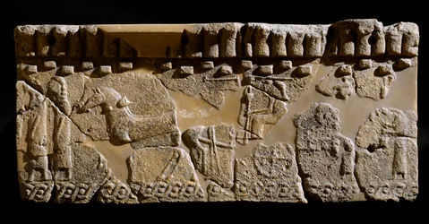 Etruskisk civilisation: terracotta frise dekoreret af en kortege. 6. århundrede f.Kr. Fra det 2. palads i Murlo. Svag. 24x39 cm Murlo, Antiquarium Comunale