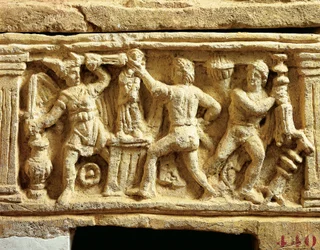 Etruskisk civilisation, tufstensurne med scener af gallere, der plyndrer templer