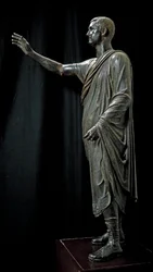 Romersk-etruskisk kunst: bronzestatue af Aulo Metello, kaldet Taleren - 80 f.Kr., fra Pila nær Perugia, højde 179 cm - Firenze, Museo Archeologico - Portræt af Aule Metele (Aulus Metellus), også kendt som Taleren (L