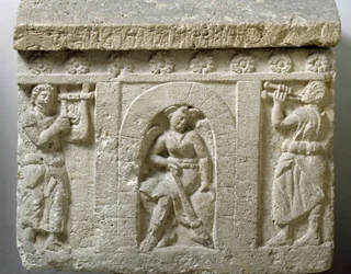 Etruskisk kunst: „Lasa, Dødens ånd ved indgangen til Helvede“. Lavt relief på en urne fra Chiusi. 3. eller 2. århundrede f.Kr. Palermo, Museo Archeologico Nazionale