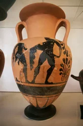 Etruskisk sortfigurvase fra det arkæologiske område Roselle, Toscana, Italien