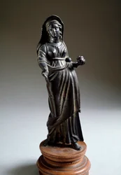Etruskisk civilisation: "" offerfigur"" bronzeskulptur, der kommer fra Montalcino, Italien 300 f.Kr. Dim 26 cm (etruskisk kunst, offer kvinde, bronzeskulptur, fra Montalcino, Italien, 300 f.Kr., Dim 26 cm) Firenze, Museo Archeologico