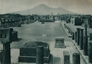 Udsigt over forummet med Vesuv i det fjerne, Pompeji, Italien, 1927