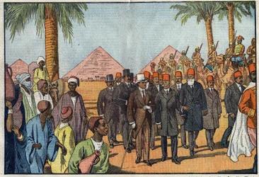 Kong Amanullah af Afghanistan (1892-1960) besøger pyramiderne i Egypten, ledsaget af en eskorte af meharister. Kairo, Egypten. Illustration af Damblans. I "" Le Pelerin"" af 22. januar