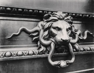 Løvedørsbanker, Paris