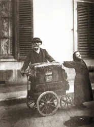 Orgelspiller, ca. 1898-99 (gelatine sølvtryk)