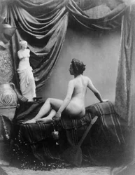 Nøgen dame beundrer figuren af Venus fra Milo (s/h-foto)
