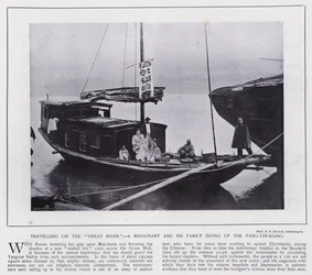 En missionær og hans familie rejser på "Den Store Flod" op ad Yang-tze-Kiang (s/h-foto)