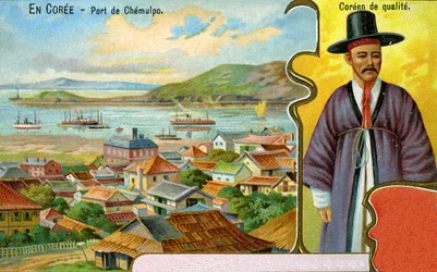En koreansk herre i traditionel kjole (hanbok) og hat (gat) og udsigt over havnen i Chemulpo (Incheon), 1904
