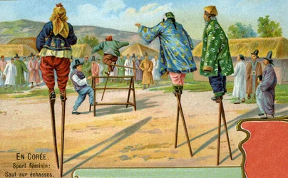 Koreanske kvinder på stylter, der spiller et spil med at hoppe over forhindringer, 1904