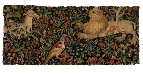 Gobelin fragment af mille fleurs forestillende Doe, Løve og Fasan (uld)