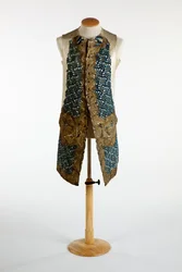 Vest dekoreret med guldmetaltråd, blå chenille og pailletter, ca. 1750-70 (silke)