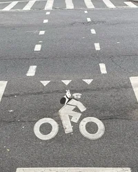 Skiltning af cykelsti på gaden (digital kunst)