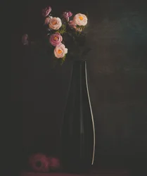 Stilleben med stemningsfulde blomster