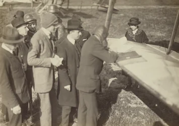 [Gruppe omkring kanten af en vinge på en Caproni Ca. 3 (flyvemaskine)].