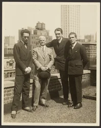 [Gruppeportræt af F. Vecchi, Dr. Brinton, F. Azari og O.L. Foletti].