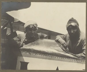 [To piloter i en flyvemaskine]