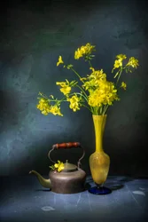 Vintage tekande med gule blomster
