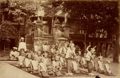 Burmesiske lilliputter dansede for F.A. Victor i Mandalay