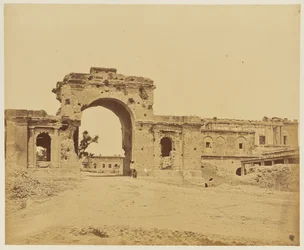 [Port, der fører ind til residensen, almindeligvis Bailee Guard Gate, holdt af oberstløjtnant R.H.M. Aitken fra 13. bengalske infanteri].