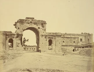 Gateway, der fører ind i The Residency, almindeligvis Bailee Guard Gate, afholdt af oberstløjtnant R.H.M. Aitken, fra den 13. bengalske indfødte