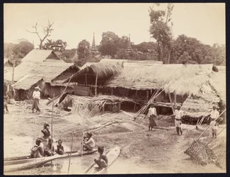[Indfødt landsby langs Irrawaddy-floden]