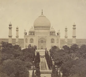 [Taj Mahal fra indgangsporten].