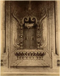 The-ha-thana eller Løvernes trone i Myei-nan eller Main Audience Hall i Mandalay-paladset, Burma, slutningen af det 19. århundrede (albumin-tryk)