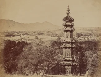 Udsigt over sommerpaladset Yuen Min Yuen, Pekin, der viser pagoden før brændingen, oktober 1860