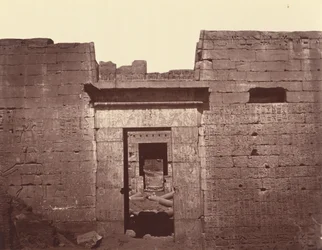 Anden port til det store tempel i Medinet Habu, Theben