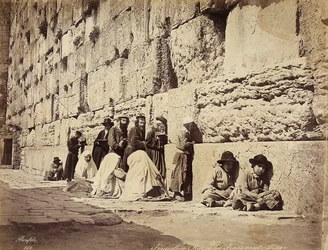 En gruppe israelitter beder ved Grædemuren (eller Vestmuren), Jerusalem