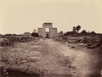 Sfinksallé og ptolemæisk propylon, Karnak, Theben