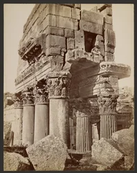 Detalje af kapitælerne i pronaos i Baalbek