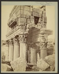 Detalje af kapitælerne i pronaos ved Baalbek