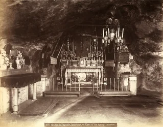 Det indre af Dødskampens Grotte eller Dødskampens Basilika, nu kaldet Alle Nationers Kirke, i Jerusalem. Ifølge traditionen tilbragte Jesus sine sidste øjeblikke her, før han blev arresteret