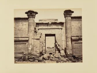 Medinet-Abou. Oversigt over det lille tempel, detalje af porten (Egypten)