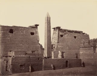 Luxor-templet: obelisk og pylon [Theben]