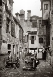En gårdhave omgivet af bygninger i Venedig, ca. 1880