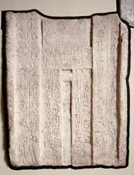 Falsk dør fra graven til Hemi-Re, præstinde af Hathor (kalksten med pigment)